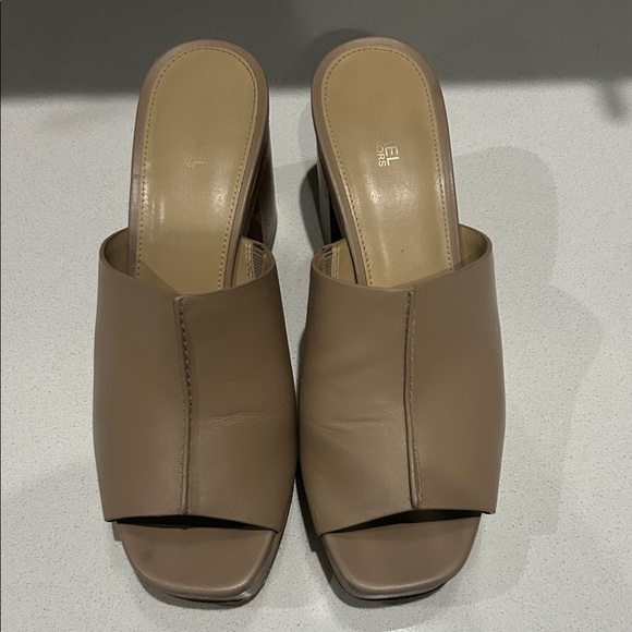 Michael Kors Tan Women's Mules- Size 8.5 - Picture 2 of 7